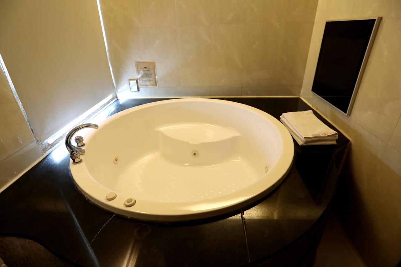 Hua Jia Motel Тайнан Екстериор снимка