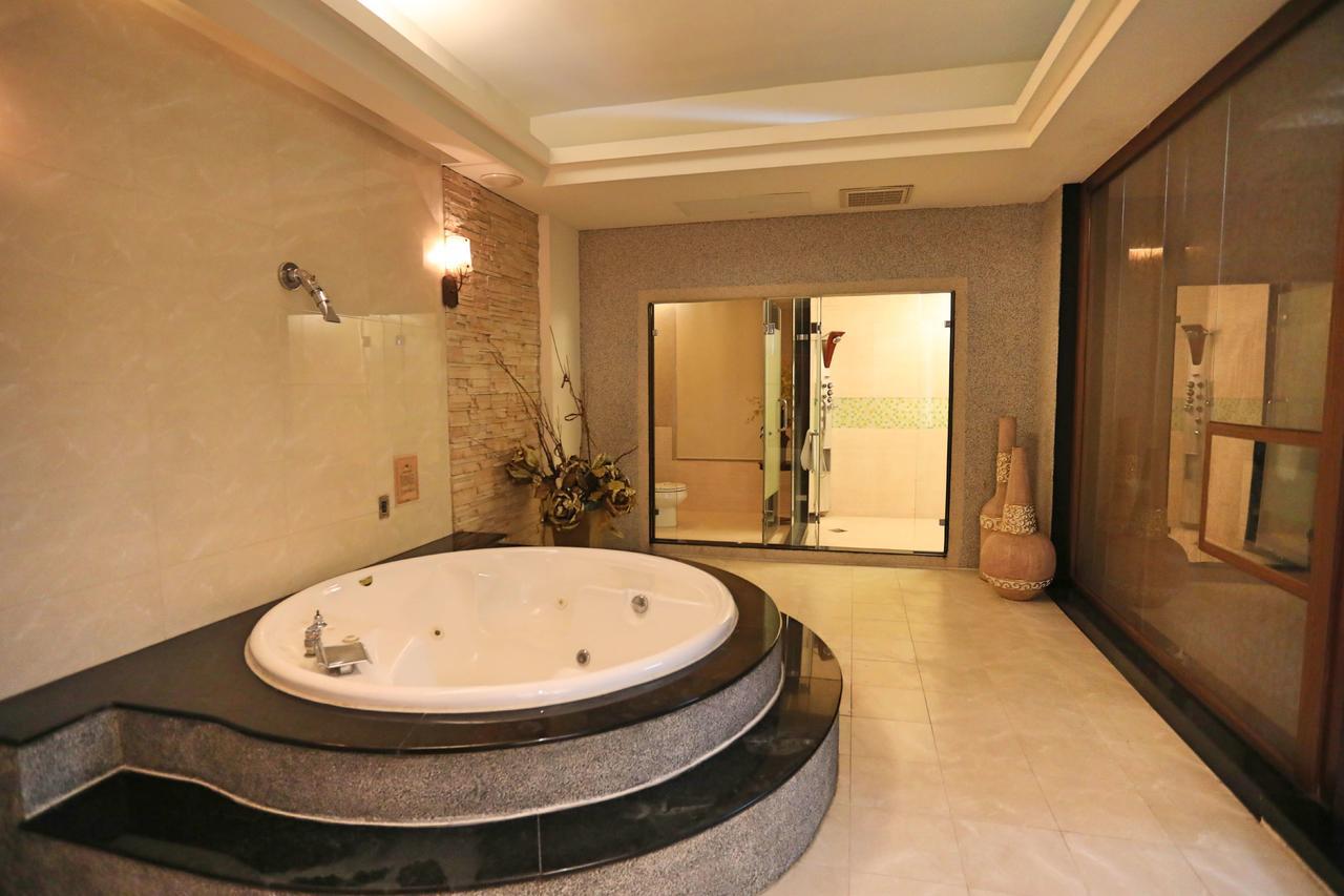 Hua Jia Motel Тайнан Екстериор снимка