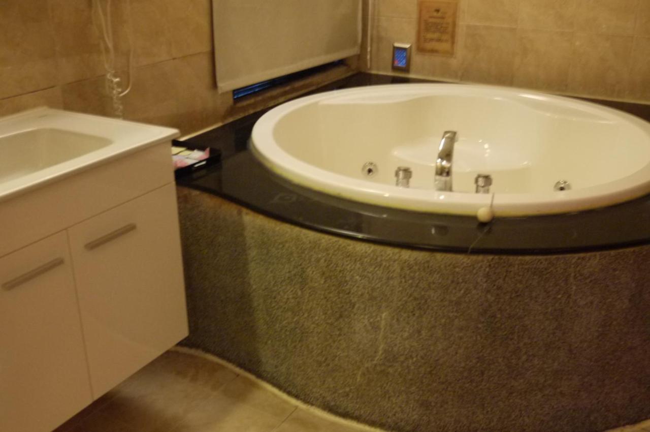 Hua Jia Motel Тайнан Екстериор снимка